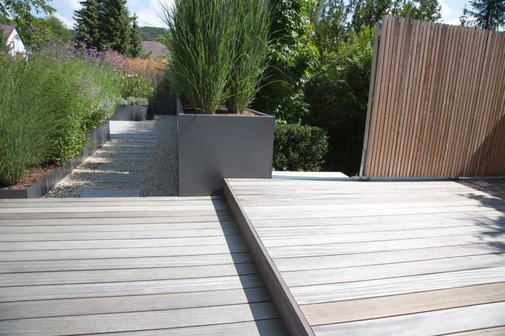 Moderne Terrasse aus Holz in Bochum